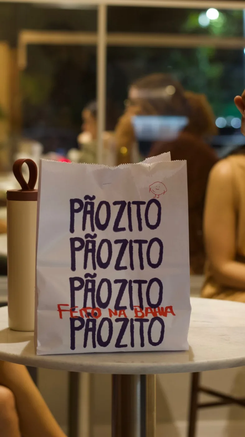 Sacola do Pãozito na mesa da loja