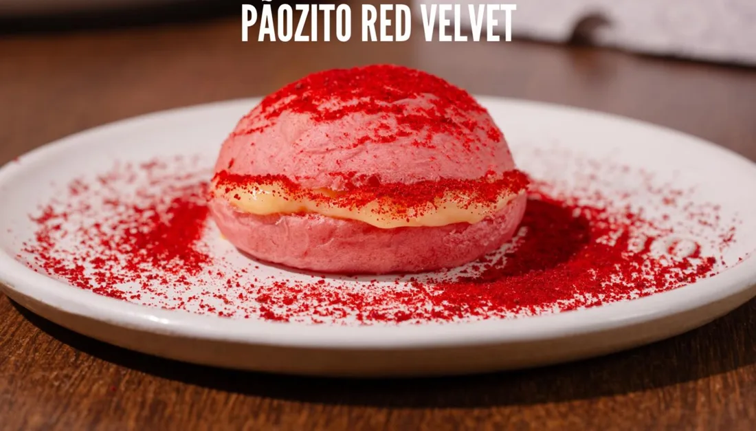 Pãozito red velvet no prato