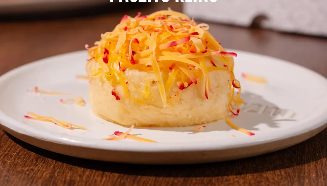 Pãozito de queijo reino no prato